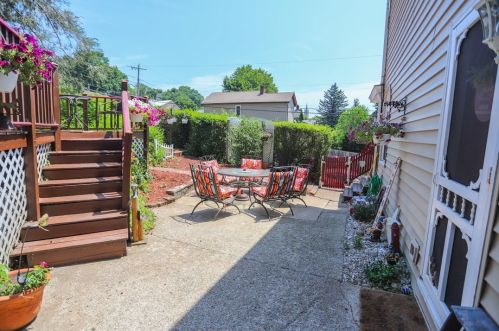 109 9th St, Jeannette, PA 15644-1610