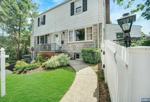 82 Midwood Rd, Teaneck, NJ 07666-5610