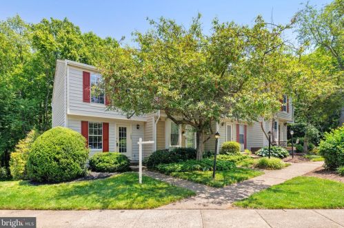 1665 Fieldthorn Dr, Herndon, VA 20194-1800