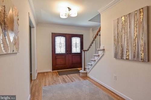 1070 Harriman St, Great Falls, VA 22066-2533