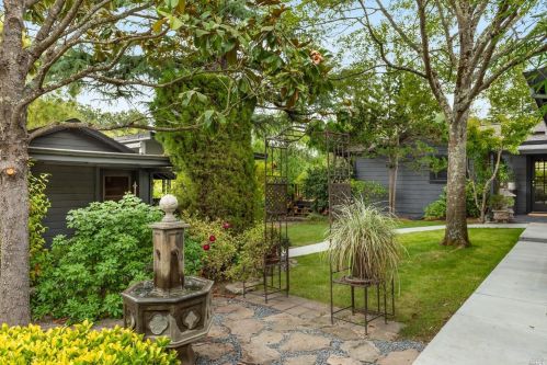 1095 Pine Tree Ln, Sebastopol CA  95472-2681 exterior