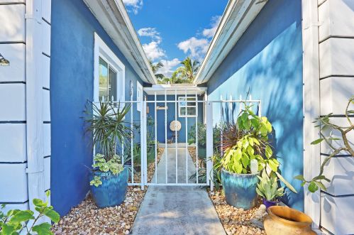 9957 Daphne Ave, West Palm Beach, FL 33410-4736