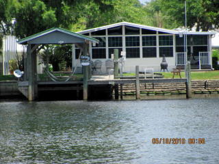 210 Sportsman Dr, Welaka, FL 32193-3406