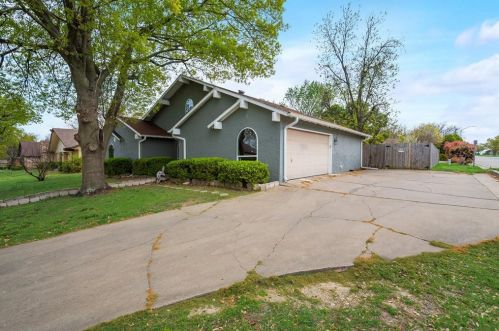 6900 Wilton Dr, Fort Worth, TX 76133-6131