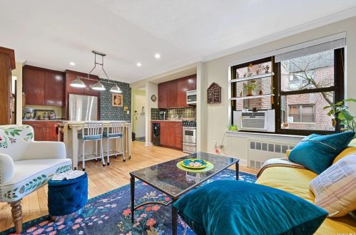 71 Grace Ave, Great Neck, NY 11021-2637