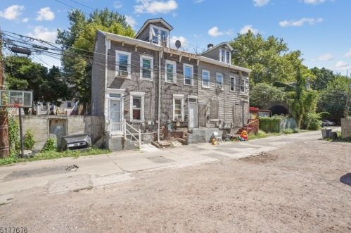 266 Hills Pl, Trenton NJ  08611-2811 exterior