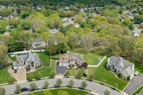 34 Southview Cir, Lake Grove, NY 11755-2239