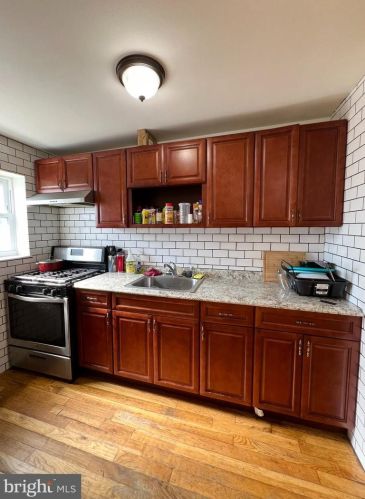 6810 Guyer Ave, Philadelphia PA 19142-2518 exterior