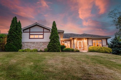 1806 Bristlecone Dr, Chenequa, WI 53029-8657