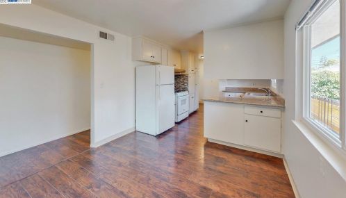 3321 64th Avenue Pl, Oakland, CA 94605-2158