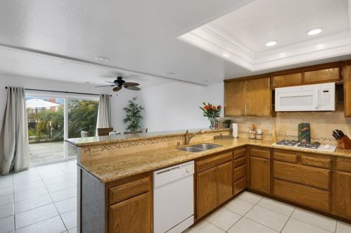 2414 Monaco Dr, Oxnard CA 93035-2957 exterior