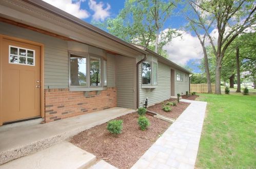 287 Green Manor Ter, Windsor Locks, CT 06096-2736
