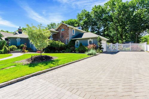 4 Wendy Ct, Mount Sinai, NY 11766-3140