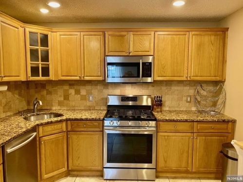 682 Plum Ter, Mahwah NJ  07430-3446 exterior