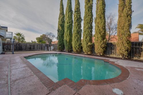 490 Santa Barbara St, Los Banos CA  93635-6324 exterior
