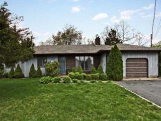 17 Locust St, Northampton, NY 11901-1082