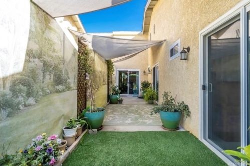 19032 Avenue Of The Oaks, Santa Clarita CA  91321-1444 exterior