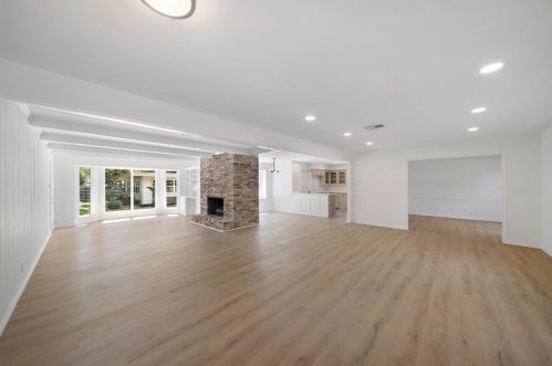 127 Drift Wood Dr, Taylor Lake Village, TX 77586-4701
