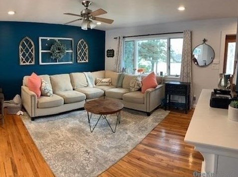 28 Katherine Pl, Oakdale, NY 11769-1704