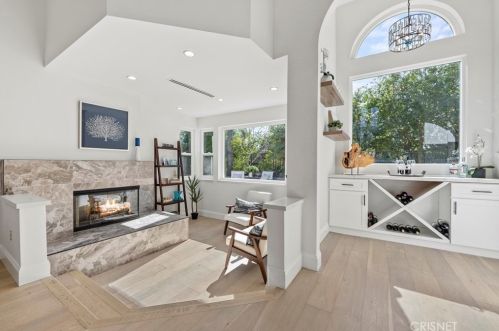 24370 Mornington Dr, Santa Clarita CA  91355-2037 exterior