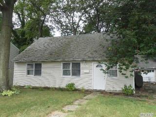 71 Emerson Ave, Copiague, NY 11726-3727