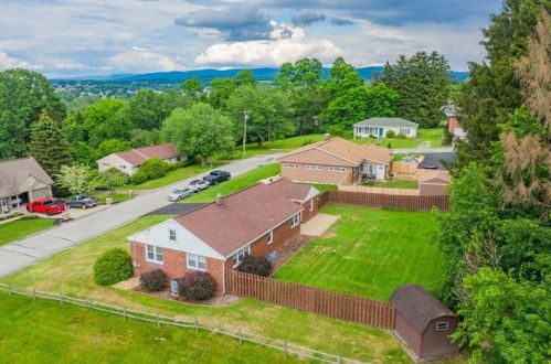 921 Lakeview Dr, Latrobe, PA 15650-2608