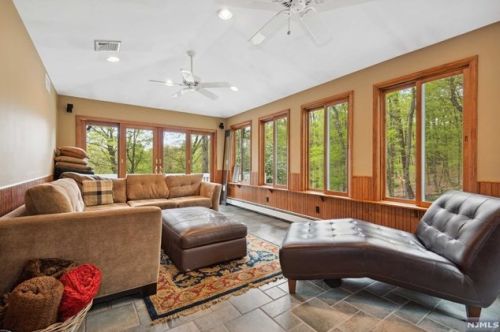 1 Springwood Ter, Kinnelon NJ  07405-2166 exterior