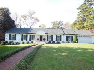 2051 2nd St, Hickory, NC 28602-5305