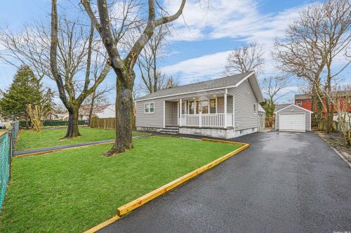 95 Hampton Ave, Manor Park, NY 11950-3820