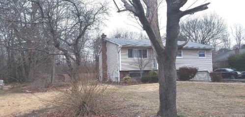 1029 Joselson Ave, Bayshore, NY 11706-2004