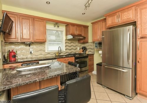 122 8th Ave, Manville NJ  08835-1250 exterior