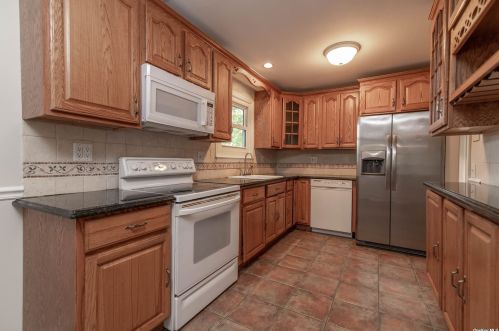 75 Greenlawn Rd, Scotts Beach, NY 11789-1935