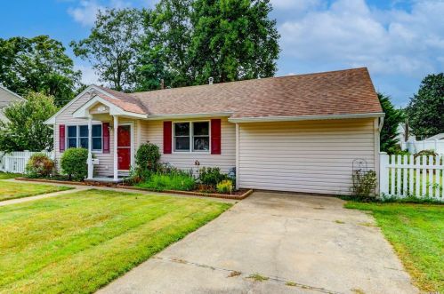 1092 Courtland Dr, Bayshore, NY 11706-6336