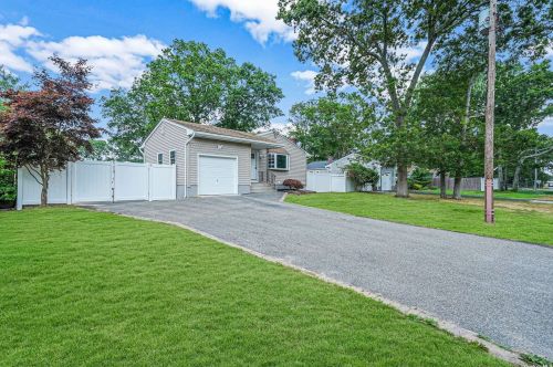 126 Schoenfeld Blvd, Canaan Lake, NY 11772-2960
