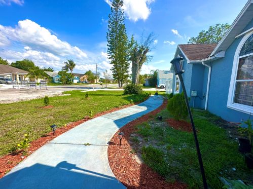 2062 Floresta Dr, Fort Pierce FL  34984-4706 exterior