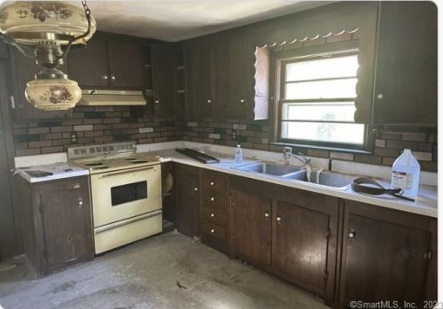 72 Welland Ave, Waterbury, CT 06708-4755