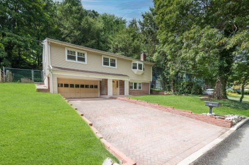 120 Sugar Toms Ln, Muttontown, NY 11732-1150