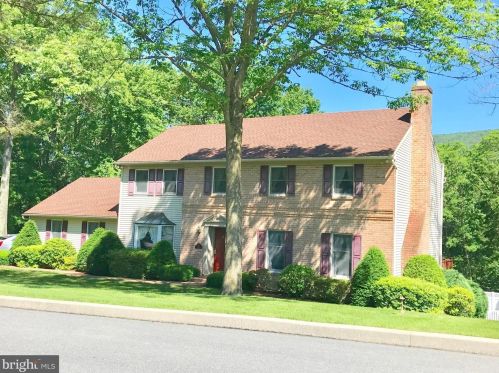 813 Crescent Ave, Moselem, PA 19526-1420