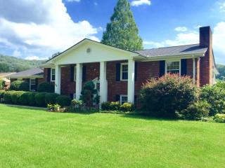 908 Riverbend Rd, Clinton, TN 37716-3307