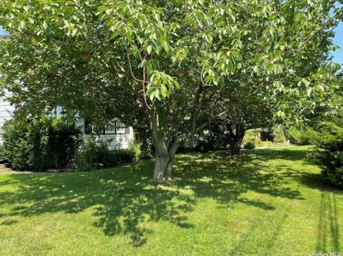 170 Great Neck Rd, Copiague NY  11726-3802 exterior