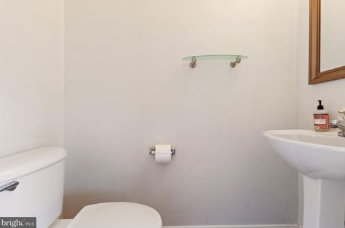 2485 Wheat Meadow Cir, Herndon VA  20171-3055 exterior