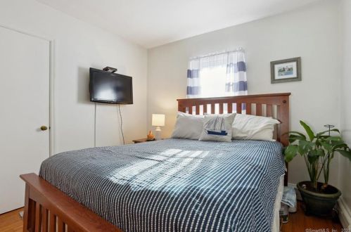 37 Hillside Ave, Groton CT  06340-5525 exterior