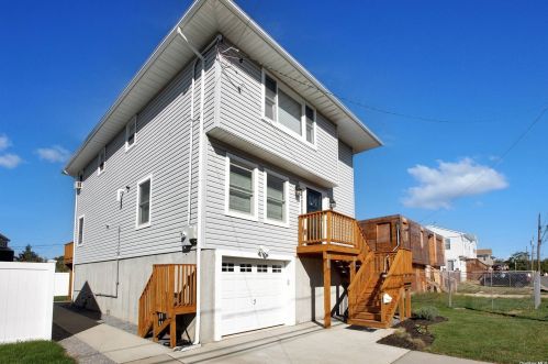 889 Pacific St, North Lindenhurst, NY 11757-6242