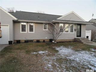 11 Crown St, Hicksville NY  11801-2208 exterior