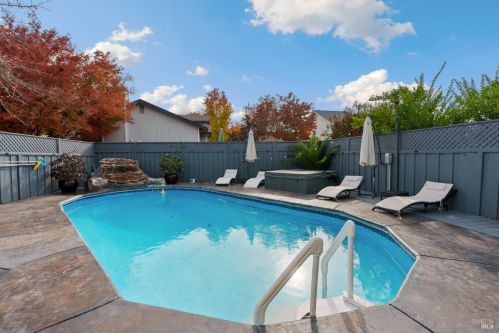 1068 Matthew Ct, Windsor CA  95492-8778 exterior