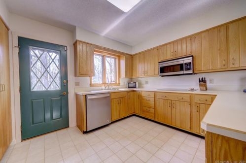 5 Bramble Bush Dr, Niantic CT  06357-1802 exterior