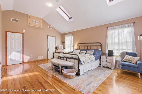 4 Krueger Pl, Middletown NJ  07748-5729 exterior