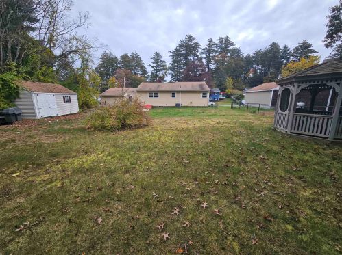 6 Gln Denin Dr, Salem NH  03079-2302 exterior