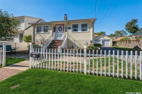 793 Walnut St, North Lindenhurst, NY 11757-5650