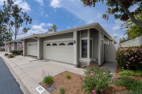 907 Wentworth Cir, Vista, CA 92081-5374
